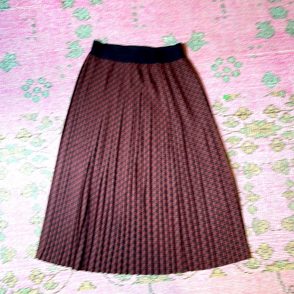 Icone skirt, never worn. Really elegant, perfect for an office xmas party!